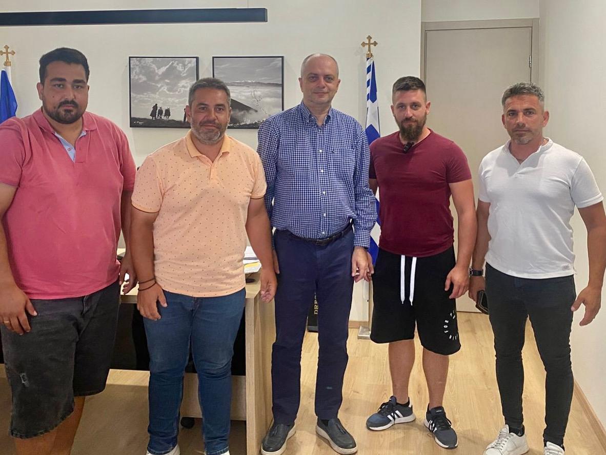 Συνάντηση Καπετάνου με αγρότες για τις ζημιές στο τριφύλλι λόγω ζωονόσων
